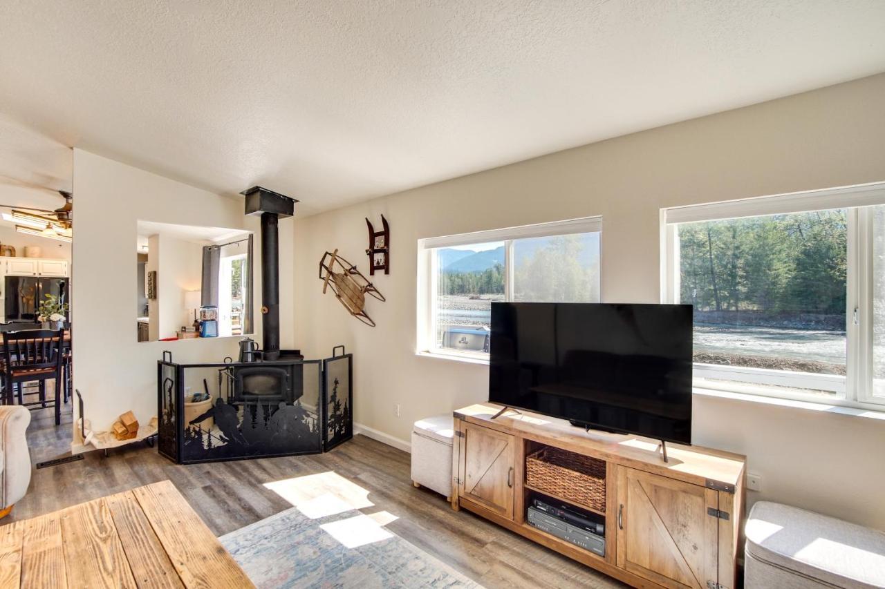 Riverfront Home With Deck, Near Mount Rainier! Packwood Extérieur photo