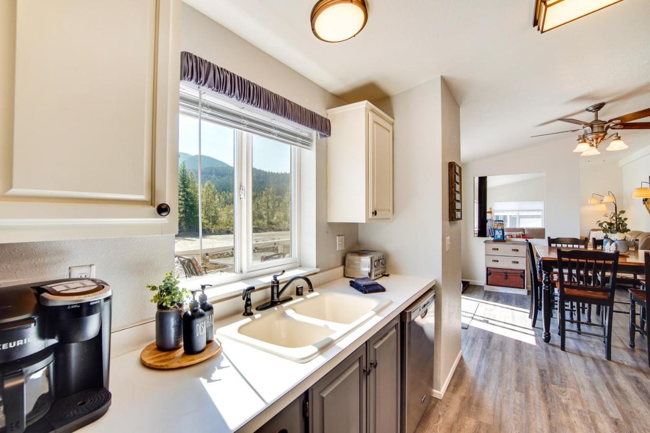 Riverfront Home With Deck, Near Mount Rainier! Packwood Extérieur photo