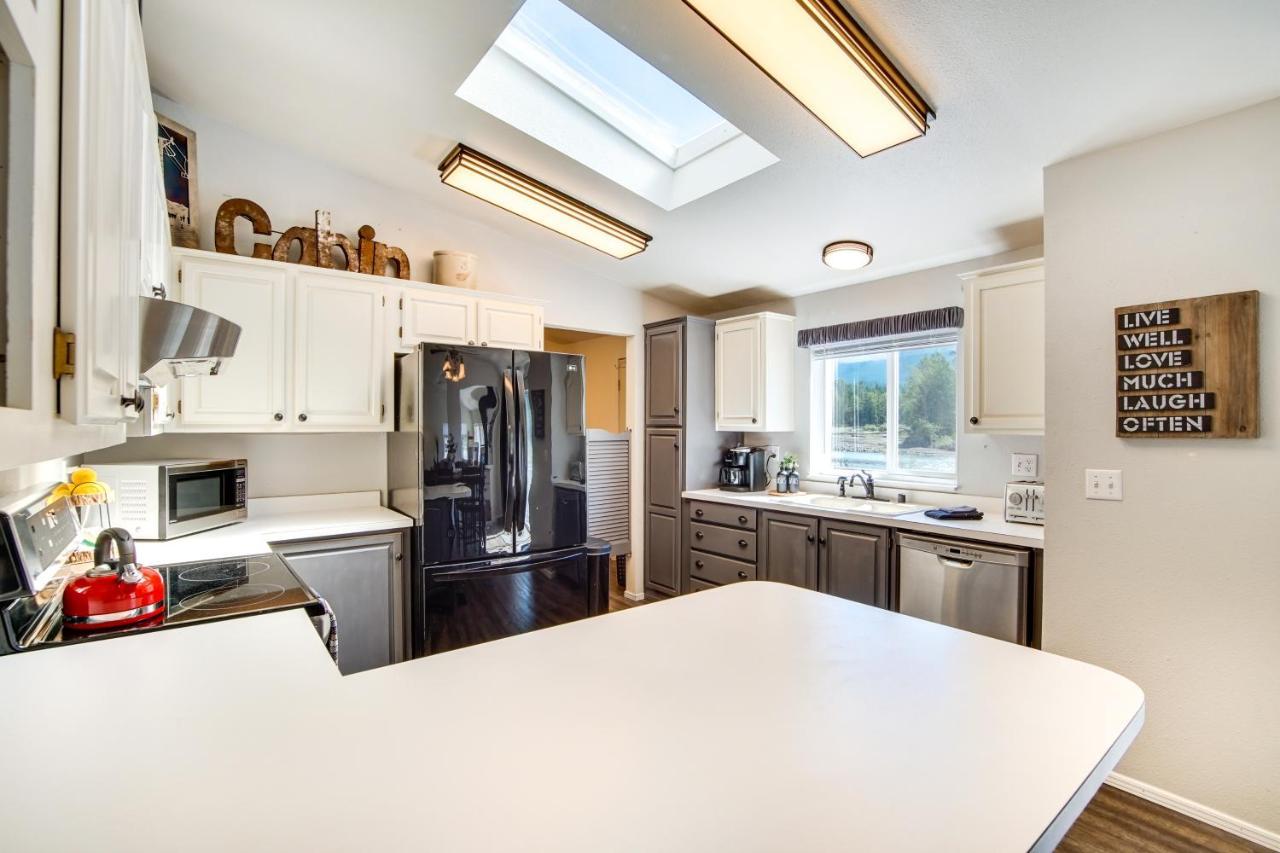 Riverfront Home With Deck, Near Mount Rainier! Packwood Extérieur photo