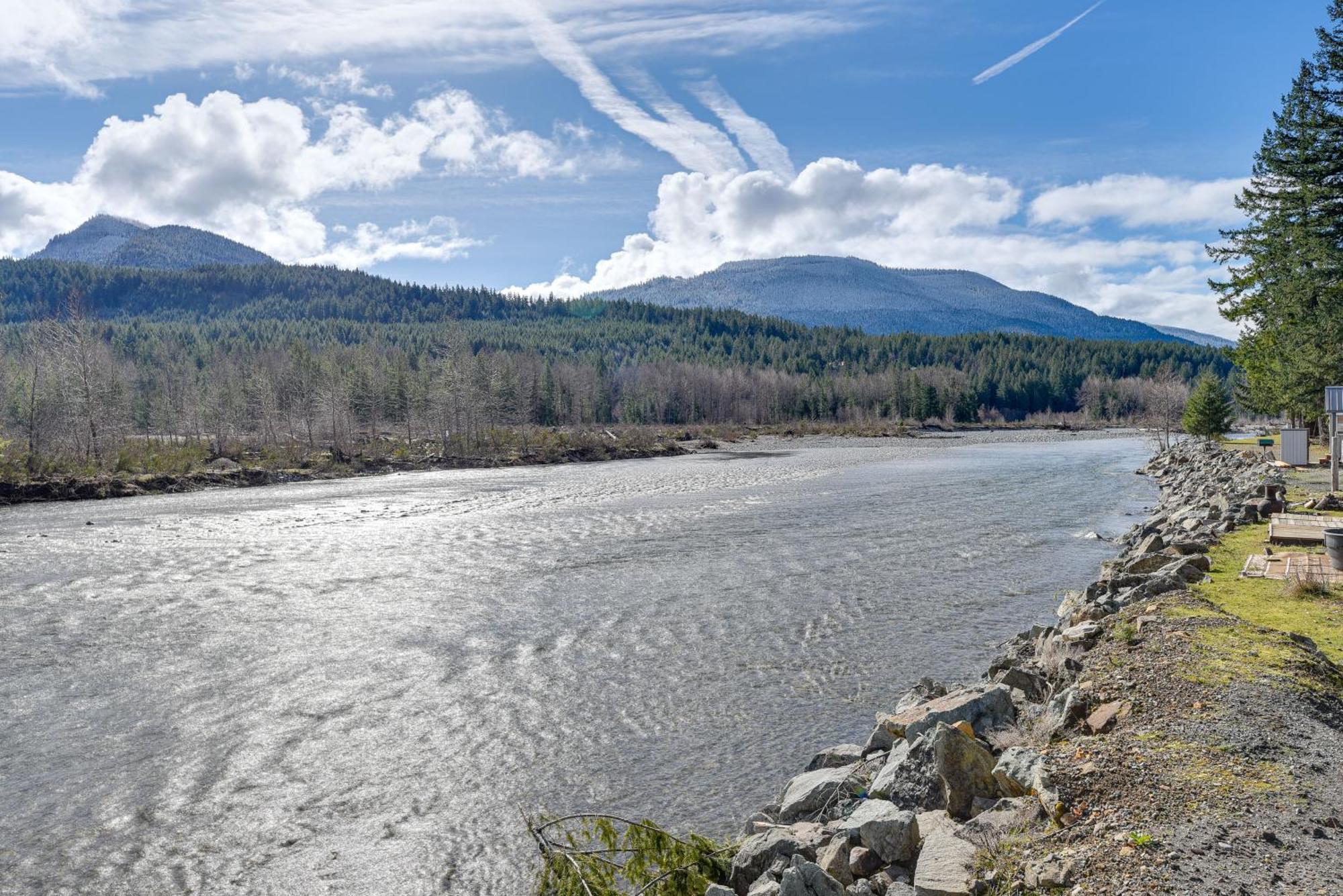 Riverfront Home With Deck, Near Mount Rainier! Packwood Extérieur photo